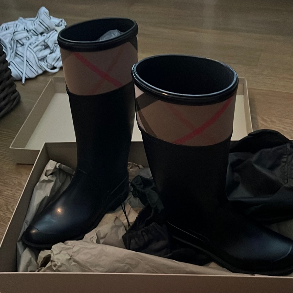 Burberry Rain boots - new in box no tag and broken box